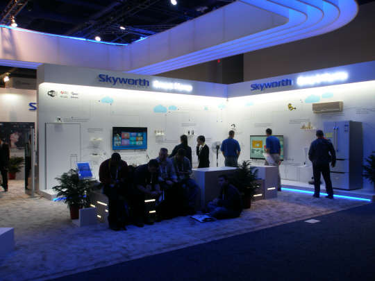 7일(현지시간) 미국 라스베이거스에서 열린 CES 2016에서 관람객들이 중국 가전업체인 스카이워스가 마련한 스마트홈 전시장을 구경하고 있다.